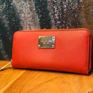 Michael Kors Minimalist Jet Set Travel Continental Tangerine Leather Wallet: GUC